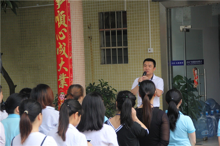 胡燕林总经理鼓励我们只有不断学习进步,我们“小优米app人”才是“地表最强”者。而在这次的分享中最让我们印象最深就是“蓝丝带”所带给我们的爱与感恩! 胡燕林总经理鼓励我们只有不断学习进步,我们“小优米app人”才是“地表最强”者。而在这次的分享中最让我们印象最深就是“蓝丝带”所带给我们的爱与感恩!
