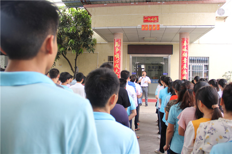 胡燕林总经理鼓励我们只有不断学习进步，我们“小优米app人”才是“地表最强”者。而在这次的分享中最让我们印象最深就是“蓝丝带”所带给我们的爱与感恩！