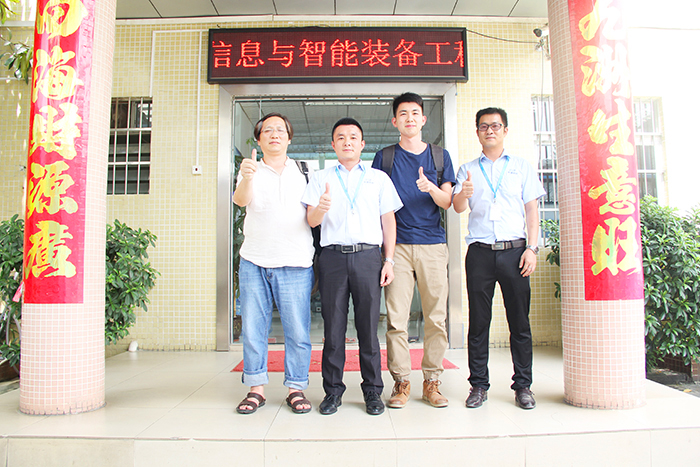 小优米app公司总经理胡燕林与客户合照